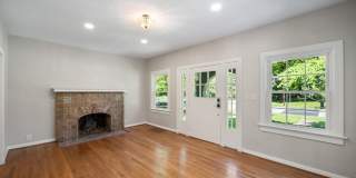 Beautiful 3BR house- perfect roommate set up! 1/2 price security deposit with qualified application Gallery 18