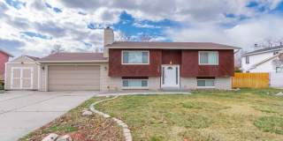 Charming 3-Bedroom Home with Spacious Fenced Yard in Prime Location Gallery 1