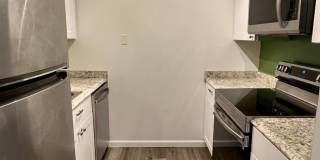 1 bed//1bath Secluded Corner-Unit Condo with Private Deck in Lynnwood Gallery 1