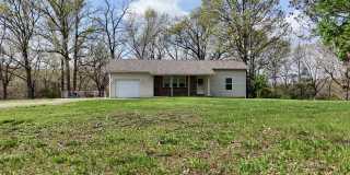 Cozy 2 Bed Home Near Lake of the Ozarks Gallery 1