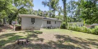 4 bed 2 bath house, Walk to Stadium!! Available July 2026 Gallery 3