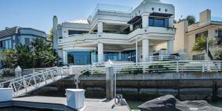 Exquisite Waterfront Gem. Gallery 32