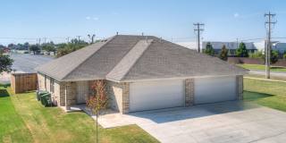 3-Bed, 2-Bath Home in Yukon – Pet-Friendly with 2-Car Garage Gallery 1