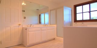 Architect’s Dream with Panoramic Valley Views in Private Calabasas Cul-de-Sac Gallery 18