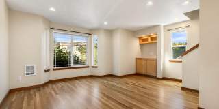 Beautiful 3-Bedroom Townhome Near Licton Springs Park Gallery 3