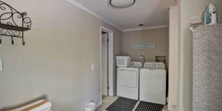 FURNISHED: Modern 6 Bdrm (7 beds) Home with BBQ, Foosball, HotTub & Private Pool - Close To Airport&Downtown Gallery 34
