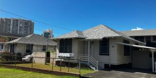 PLEASE READ DESCRIPTION Pets Allowed - Moilili Living w/ Multiple Car Driveway, Yard, and Washer/Dryer Gallery 1
