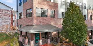Stylish Midtown townhouse with stunning city views! Gallery 1