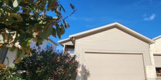 3/2/2  Located between New Braunfels & Seguin / Fridge Included /  Fenced Backyard / CISD Gallery 1