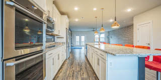 44764 TIVERTON Square Gallery 3