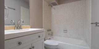 $3,000 / 2 Bed / 2 Bath / 2 Parking – Colonnade on The Green Gallery 17