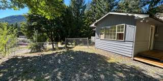 Two Bedroom One Bathroom House for Rent with Large Yard Gallery 1