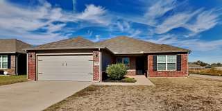 Beautiful 3 Bedroom 2 Bath Home With Storm Shelter in Mustang Schools Gallery 1