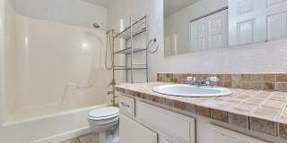 Bright End-Unit Townhome Across from Edmonds College Gallery 6