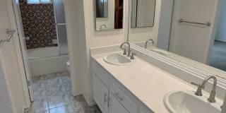 Beautifully Renovated 2 + 2.5 Santa Monica Condo townhouse Gallery 9