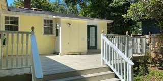 MIDTOWN LOCATION - 2bd/1ba with large yard and washer/dryer Gallery 10