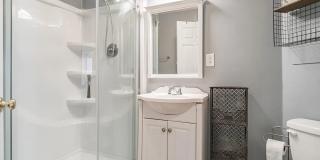 Beautiful & Comfortable 3 Bed 4 Bath End Unit Gallery 13