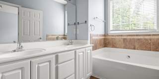 Spacious House in Hadley Park Gallery 16