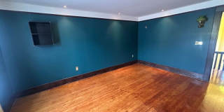 514 E Howard St Gallery 14