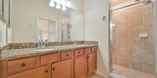 **2 + Den Condo - 1 Car garage - Fully Furnished - Short Term Lease (5.11 - 11.30) ** Gallery 21