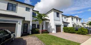 Spacious 3 Bedroom / 3.5 Bathroom Townhome for Rent – Miami Gallery 1