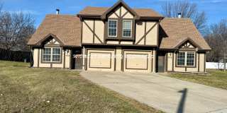 Charming 2bd 1.5 bath Duplex w/ Garage for Lease Gallery 1