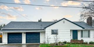 Charming 3 Bedroom Home Lebanon Home with Large Fenced Yard! Gallery 1