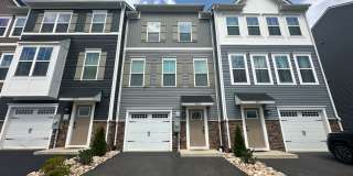 Modern 3-Level Townhome with Garage – Unbeatable Location! Gallery 1