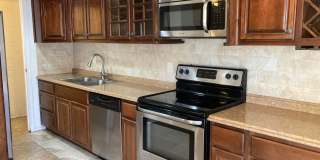 ***INCREDIBLE TOWNHOME with ALL appliances & water, sewer, trash INCLUDED! Gallery 3