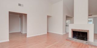 Spacious End-Unit 2 Bed, 2 Bath with Den For Lease in Irvine Gallery 4