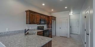 3 Bedroom Townhome with BRAND NEW CARPET! Gallery 1