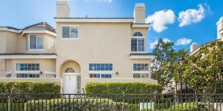 Townhouse with attached Garage Full of Natural Light & Chic Open-Floor Plan Gallery 1