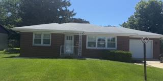 Beautiful 2 BR house in Bloomington. 1.5 bathroom Gallery 1