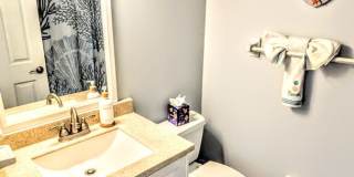 Annual furnished/Seasonal/short term 2 bedroom 1 1/2 bath top floor, renovated condo near Siesta Key! Gallery 20