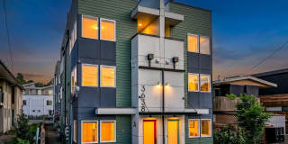 Stylish 2BR Townhome with Rooftop Deck & A/C Near Light Rail Gallery 16