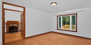 Private 4 Bedroom Retreat on 5-Acres Cottage Lake Gallery 12
