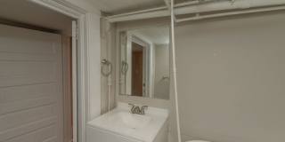$650- Updated 2 bed/1 bath apartment near Medical Center, with brand-new appliances! Gallery 13
