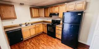 Pet Friendly 2 Bedroom/ 1 bath Westside Location With Balcony! Gallery 3