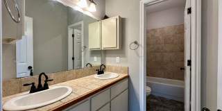 7-Bedroom Home 2 Minute Walk From Campus! Gallery 9