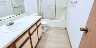 Great 3 Bed 2 Bath 2 Car Garage Flat Duplex- Pets ok! Gallery 10