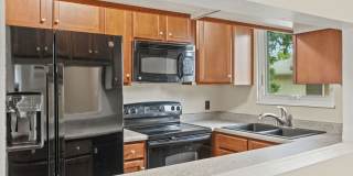 Charming 2BR Townhome w/ Attached Garage in Prime Lakewood Location! Gallery 9