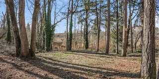 Welcome home to your private woodland retreat tucked away in the heart of Gladstone! Gallery 19