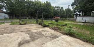 Cute 2 bedroom 1 bath home with so much space! Gallery 12