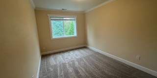 Fully refurbished duplex in excellent location - new carpet, fresh paint, etc. Gallery 9