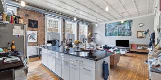*Beautifully Updated & Unique 1BD/2BA Condo Unit Available in South Side* Gallery 19