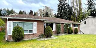 University Place 4bd 2 bath home with great yard. Gallery 1
