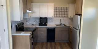 BEAUTIFUL SISTERS GROUND LEVEL APARTMENT, CLOSE TO DOWNTOWN! Gallery 1