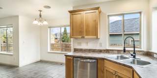 Cozy 3 Bed Home: New Carpet, Fully Fenced Yard & Near Old Mill Gallery 6