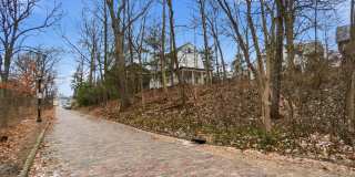 Private House on iuka ave Ravine – Central Campus – Newly Renovated - Flexible Pricing Gallery 4