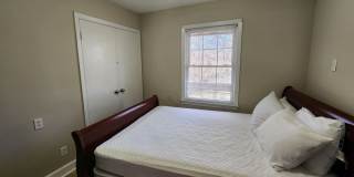 Room in 4 Bedroom Home at Edith Ave Gallery 3